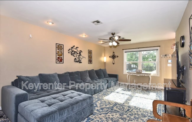 Photo - 736 N Gary Pl