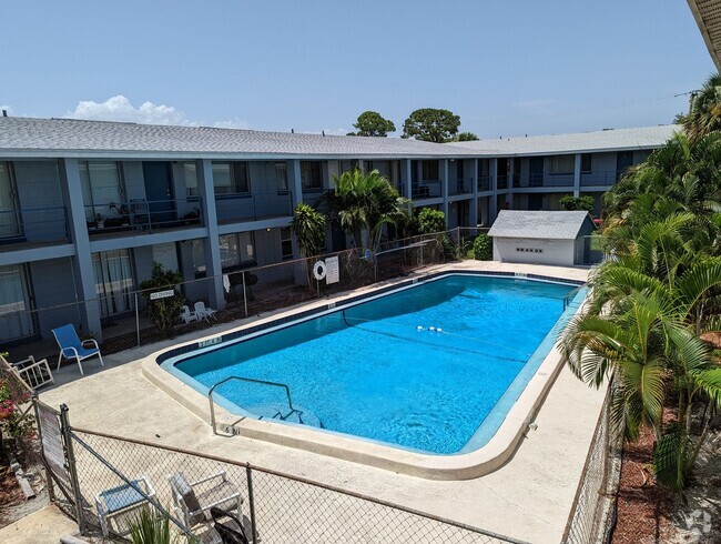 Building Photo - Updated Ground Floor 2/1 **Water/Sewer Inc... Rental