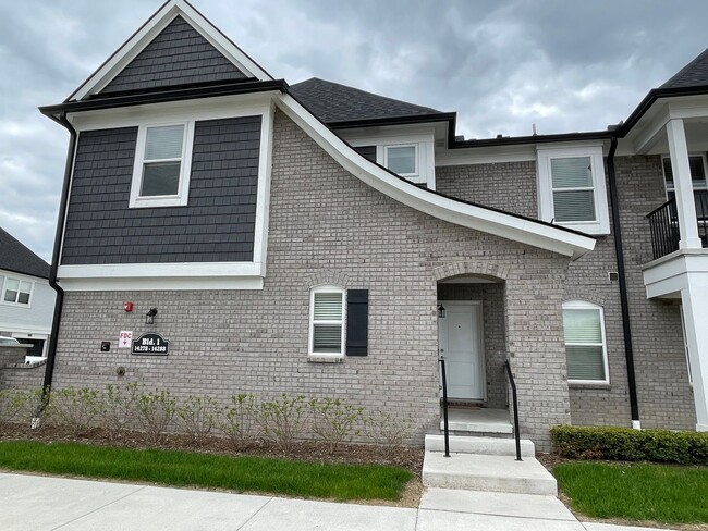 Building Photo - Shelby Township - 3 Bedroom, 2 Bath, End-Unit condo style w/Att Garage