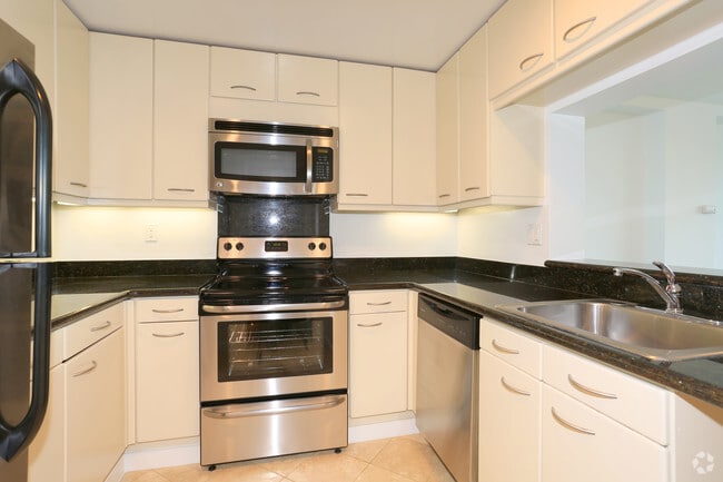2BR,1.5BA: Kitchen