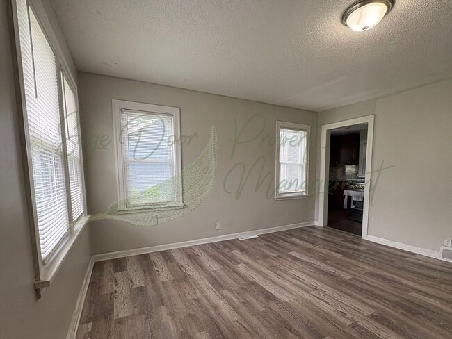 Photo - CHARMING HOME IN BLUE SPRINGS!!!