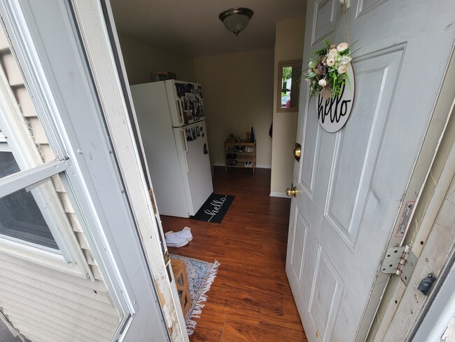 Photo - 450 Linden Ave Unidad Right or West