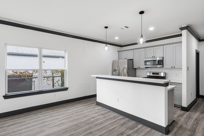 Photo - 911 Panama St