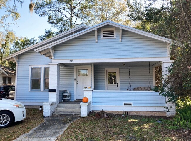 Building Photo - Beautiful, Large 3 Bedroom House Steps fro...