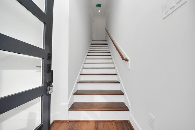 Photo - 611 E 39th St