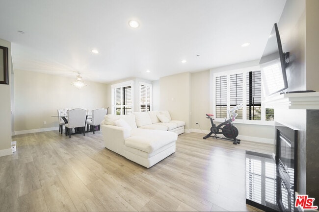 Photo - 871 Crenshaw Blvd Unit 406