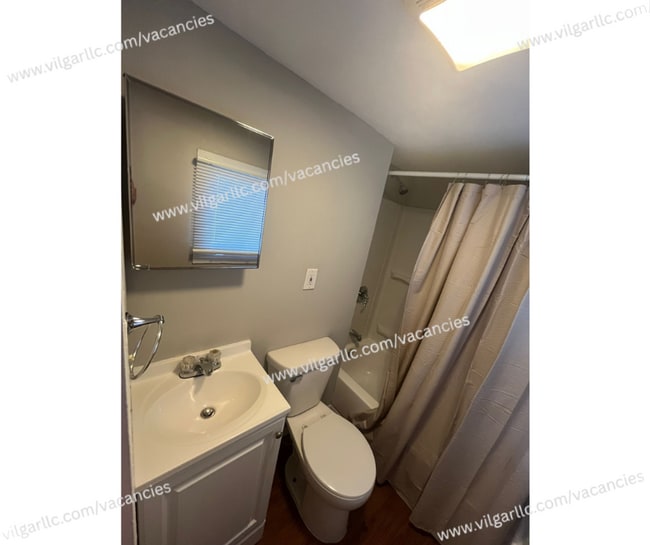 Photo - 133-135 N Lindberg St