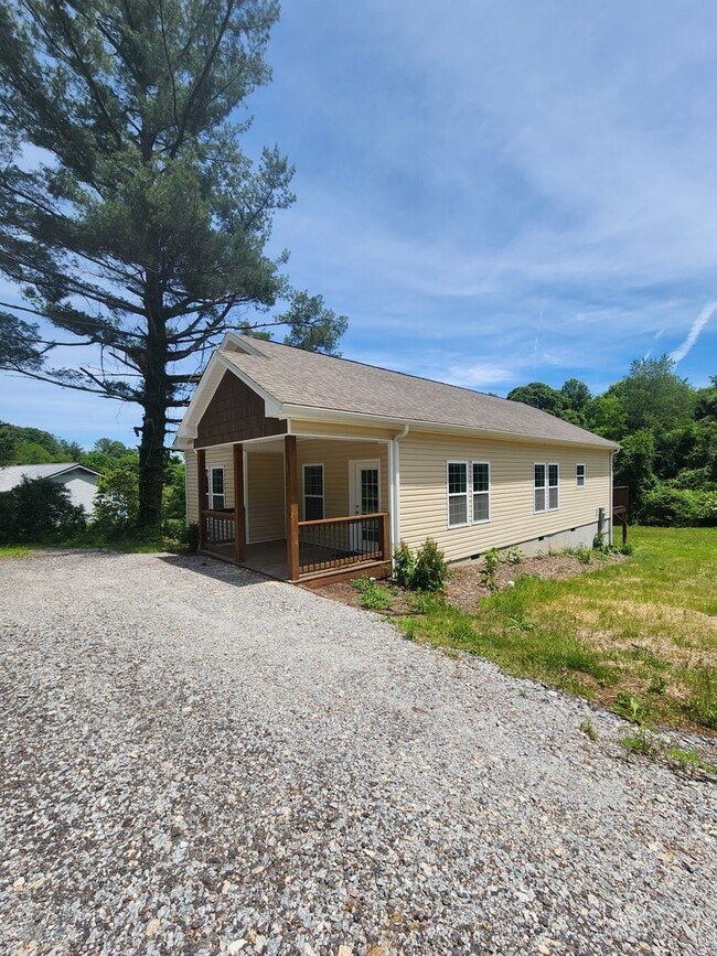 Building Photo - Hendersonville Rental