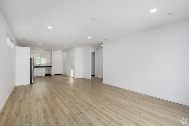 2BR, 2BA - 977SF - Living Room