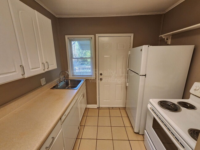 Photo - 261 Victory Dr SE