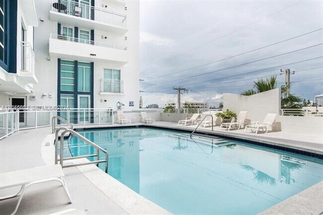 7600 Collins Ave