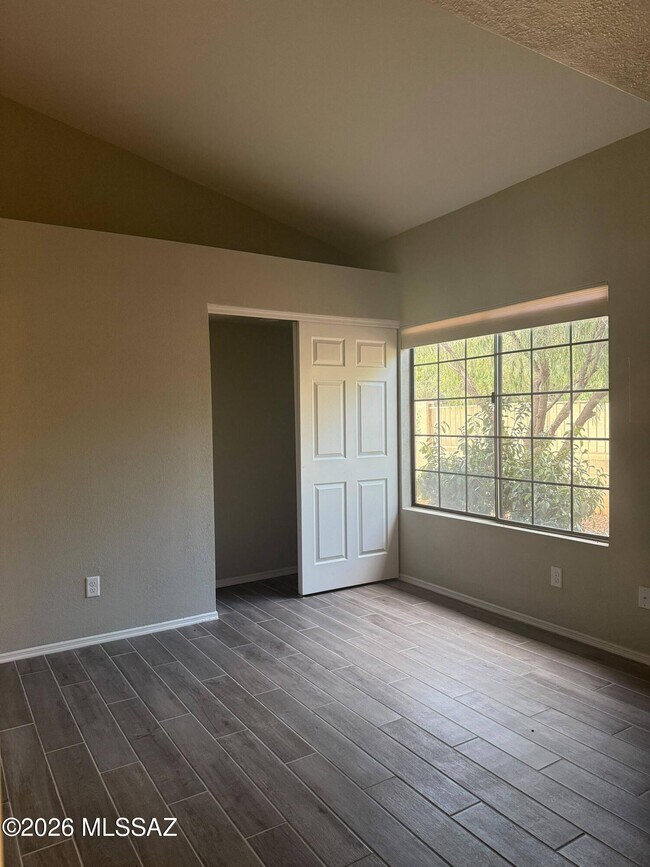 Photo - 321 E Fieldcrest Ln