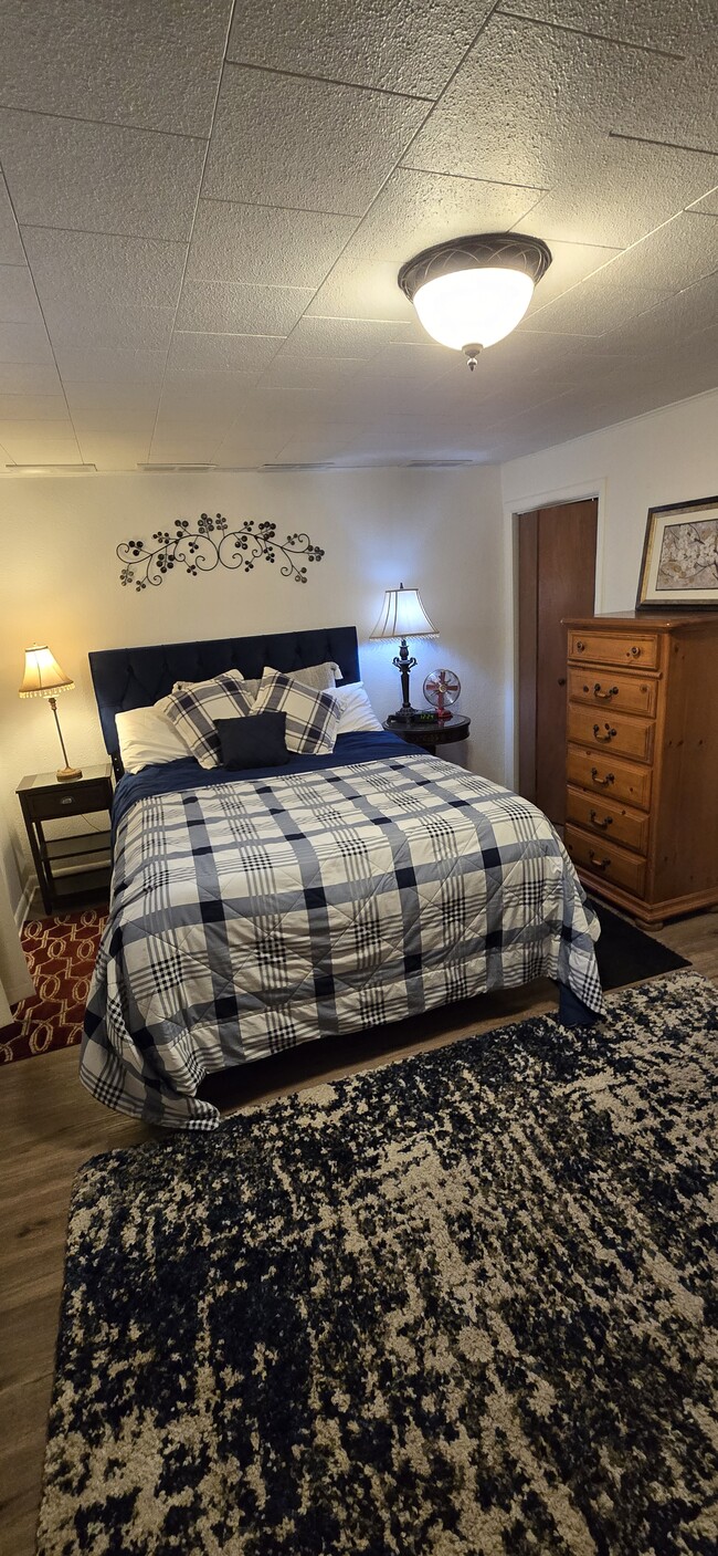 Master bedroom - 206 N Maple St Unit B