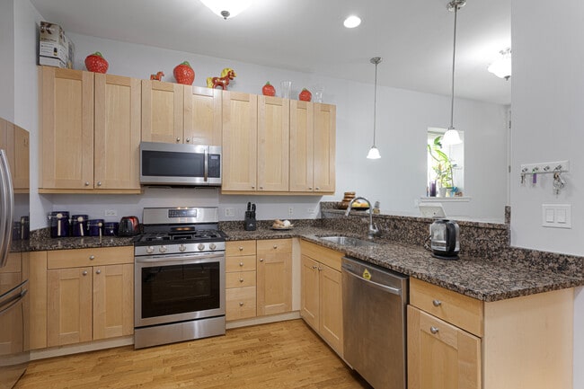 Photo - 7407 N Hoyne Ave