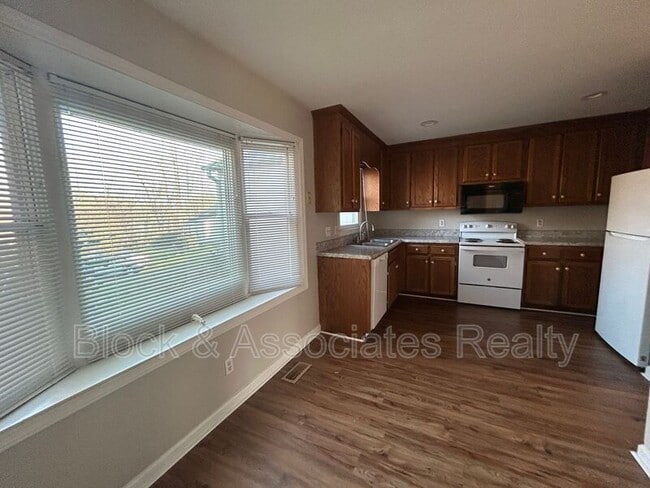 Photo - 928 Chatfield Dr Unit B