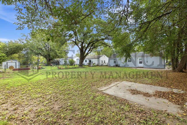 1126 Crowley St E