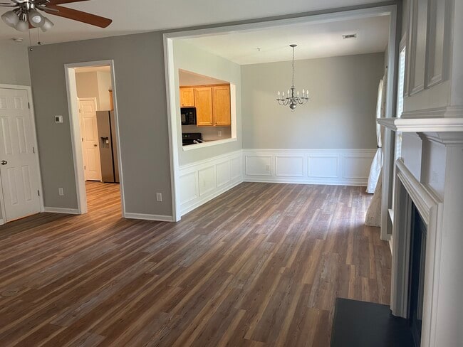 Sala y comedor - 5734 Evadale Trce