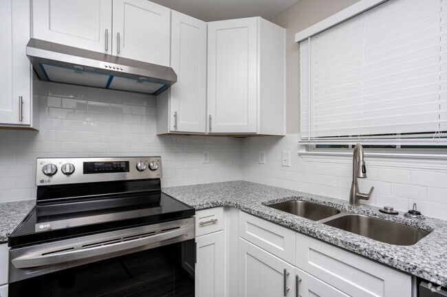 2BR, 1BA - 1,147SF - Kitchen