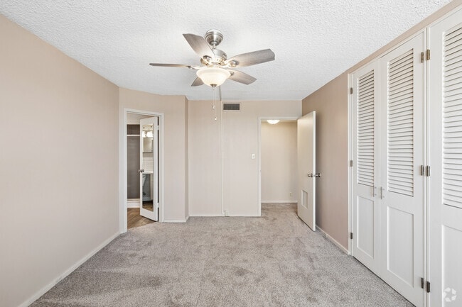 2BR, 2BA - 1,075SF - Primary Bedroom