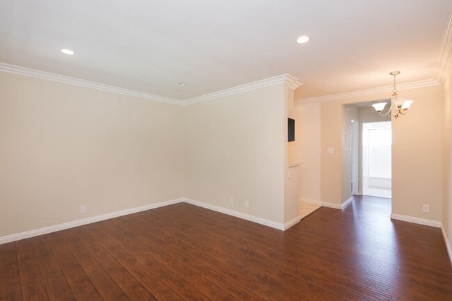 Building Photo - 14024 Oxnard St Unit 13