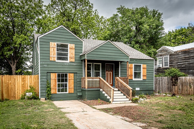 Building Photo - 1925 NW Oak Ave