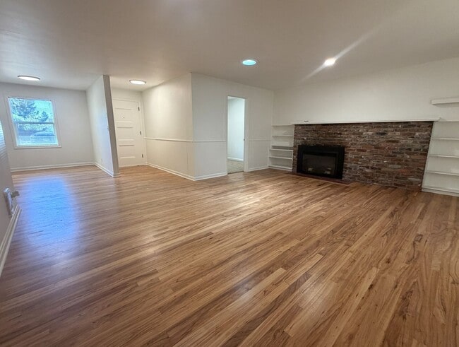 Building Photo - 2885/2887 Harlow Rd Unit 2887