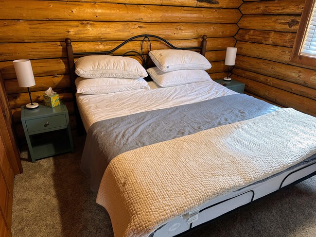 Dormitorio con cama king size y amplio armario. - 838 Capistrano Ave