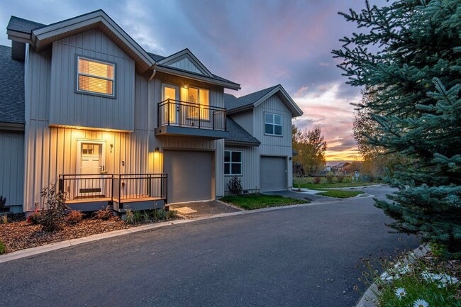 Building Photo - Furnished new townhouse on Ski Hill road