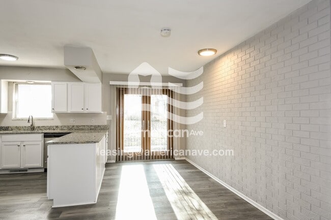 Photo - 630 W Adams St