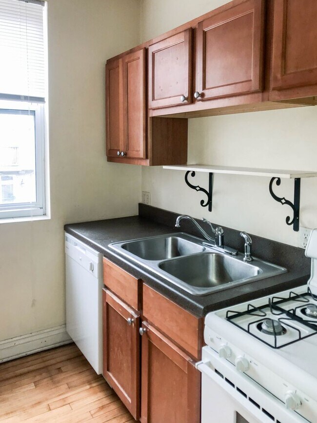 5208 N Leavitt St Unit 2