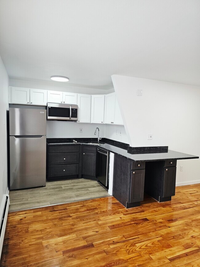 575-307 Kitchen - 575 Farmington Ave