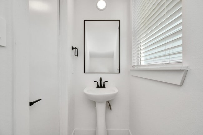 Building Photo - 853 Mansfield St