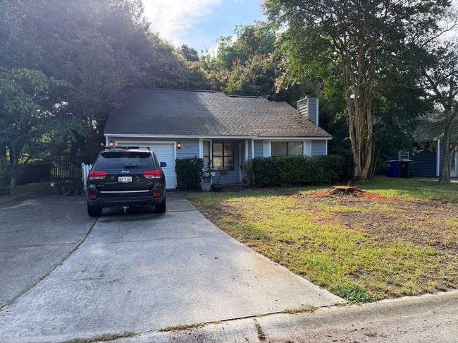 Building Photo - 1052 Oakcrest Dr