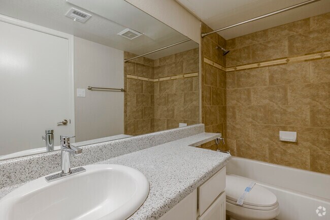 2BR, 1BA - 912SF - Bathroom