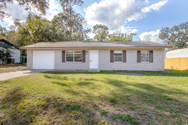 3/1 in Orange City off Blue Springs Avenue... - 3/1 in Orange City off Blue Springs Avenue... House