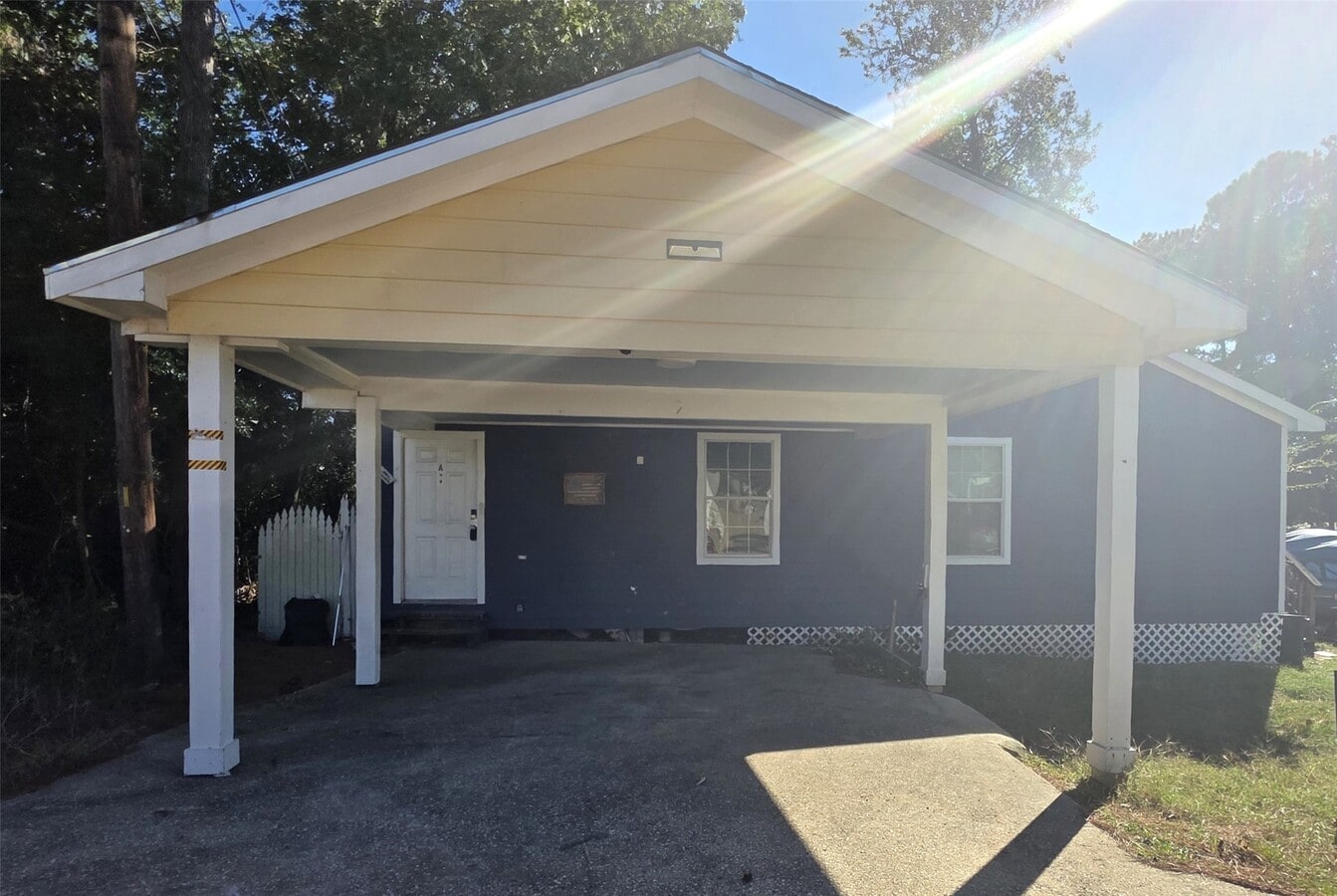 Photo - 801 Queenswood St