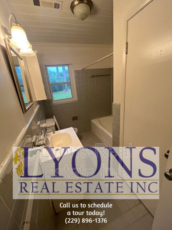 Photo - 904 W 5th St