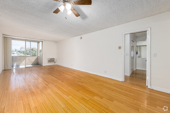 1BR, 1BA - 1,000SF - Living Room