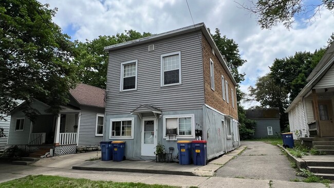 Building Photo - 860 Tenth NW Unit Apt C3