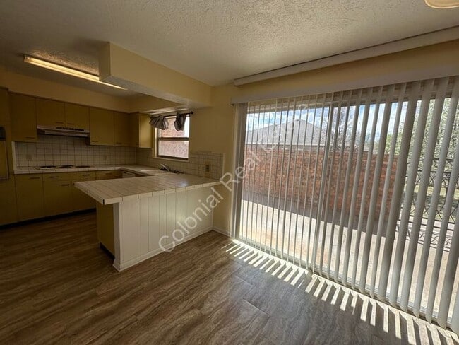 Photo - Gorgeous Multi-story Townhouse with Washer...