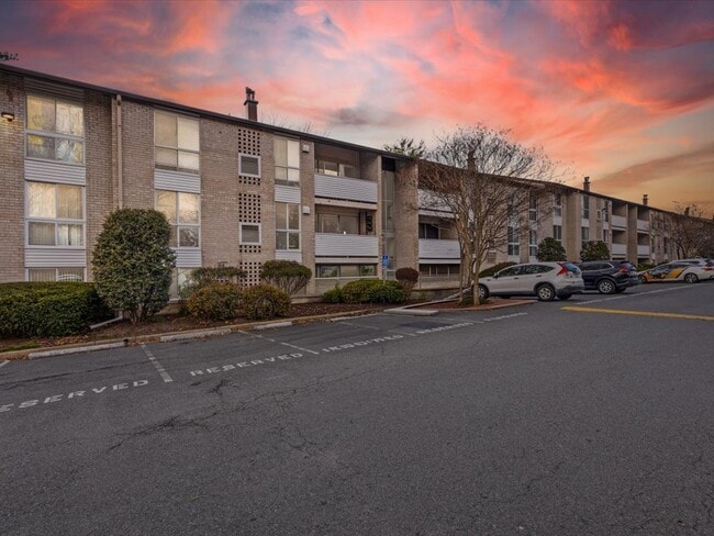 Building Photo - 5608 Bloomfield Dr Unit 203