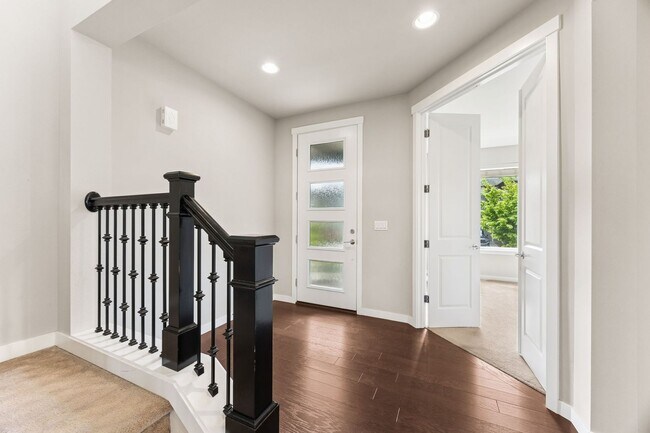 Photo - 340 Zemp Way NE