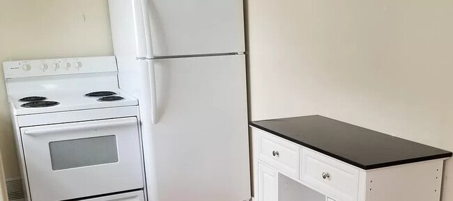 Kitchen - 16 Lawrence Ave