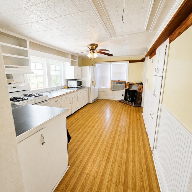 Photo - 208 W Jefferson St