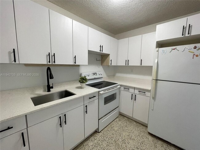 Building Photo - 142 SW 18th Ave Unit 19
