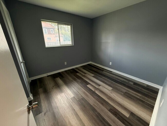 1913 Denune Ave