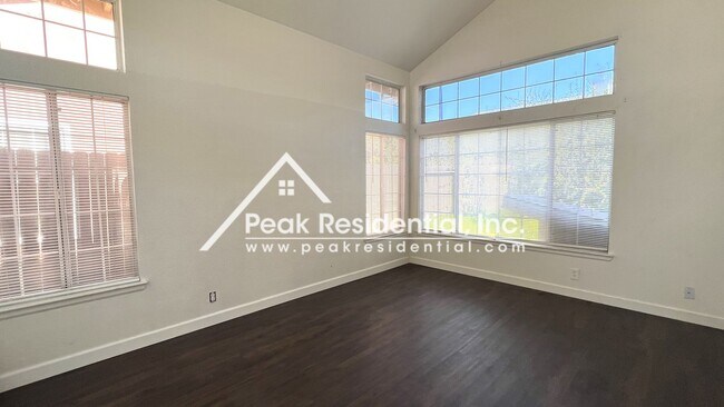 Photo - Spacious 4bd/3ba Vintage Park Home with 3 ...