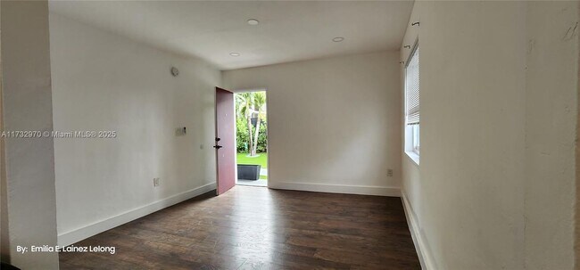 Building Photo - 1745 NW 1st Pl Unit 4-4 Rental