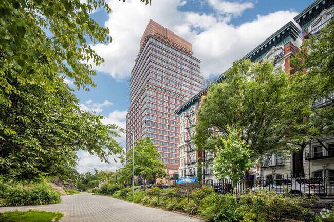 Photo - 5th on the Park