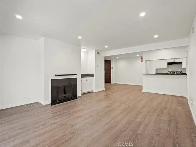 Building Photo - 5334 Lindley Ave Unit 325